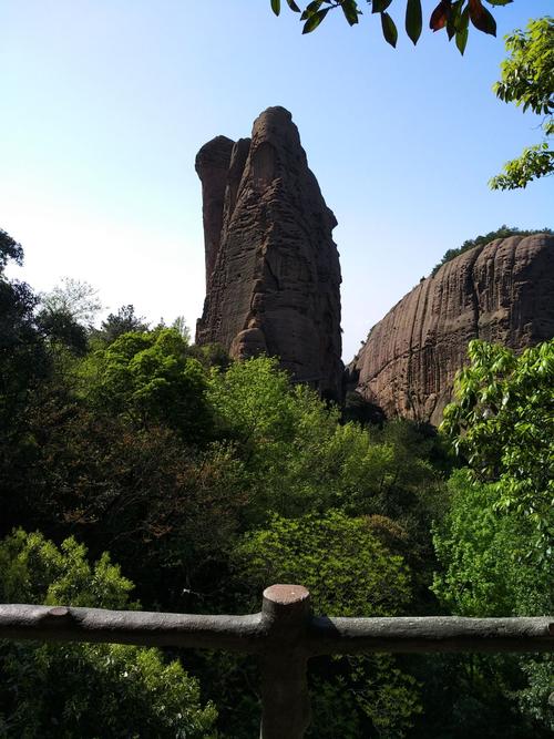 糖尿病患者谢先生和内风湿病患者程先生前往弋阳名胜风景区龟峰游玩!